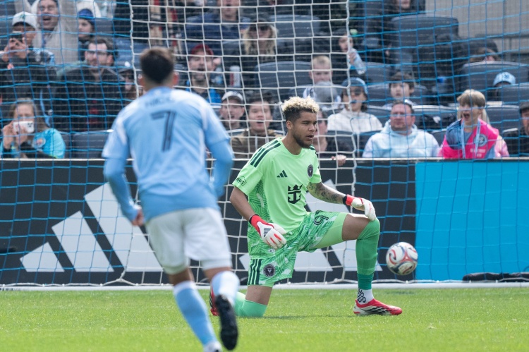 开云APP下载-6场丢12球！迈阿密签上赛季最佳门将圣克莱尔，联赛还未零封过