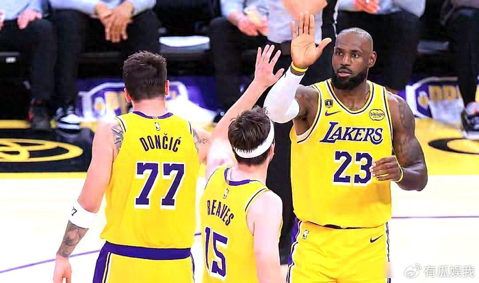 安卓下载-湖人把太阳打趴窝了！不是肯纳德不是八村塁，真MVP是他，老詹这招绝|詹姆斯|勒布朗·詹姆斯|体育赛事讨论|菲尼克斯太阳队|卢克·肯纳德_新浪体育_新浪新闻